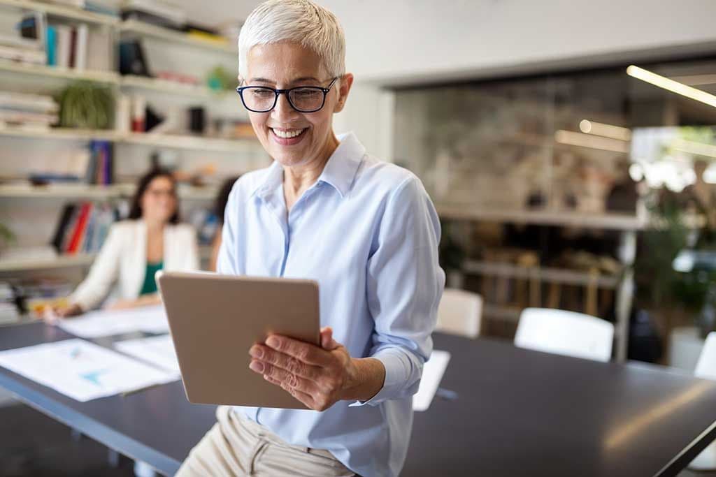employee reading personalized communications